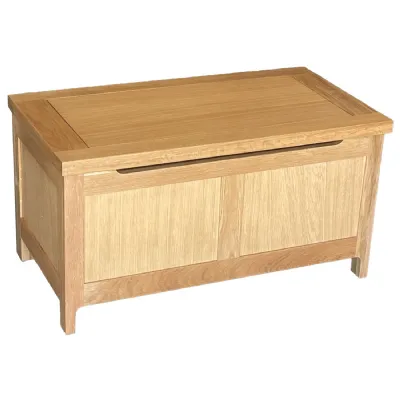 Oak Lacquered Finish Blanket Bed Box